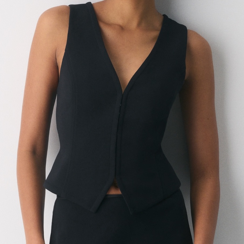 Aritzia Wilfred Attire Black V-Neck Sleeveless Vest